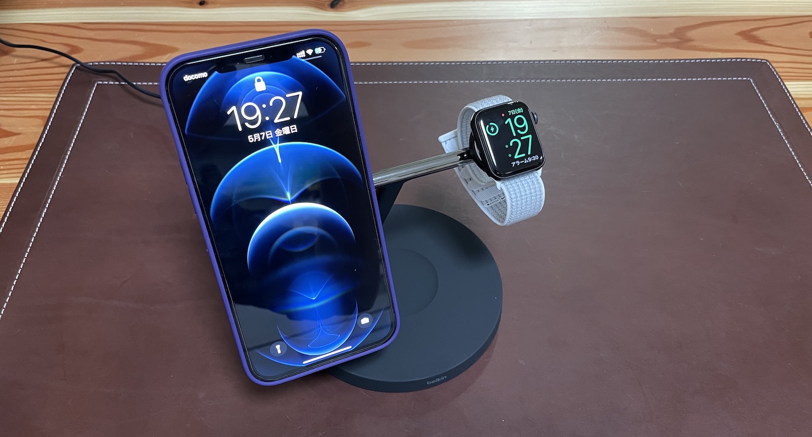Belkin ワイヤレス充電器と充電中のiPhoneとApple Watch